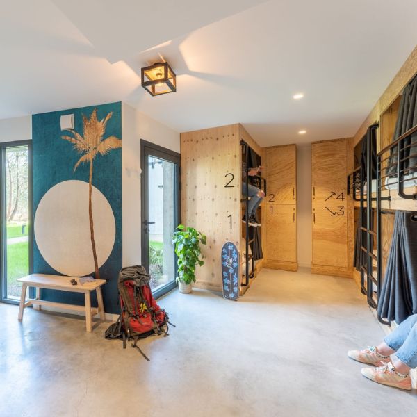 Dortoir lumineux avec lits superposés en bois au HEJMO Hostel à Hossegor
