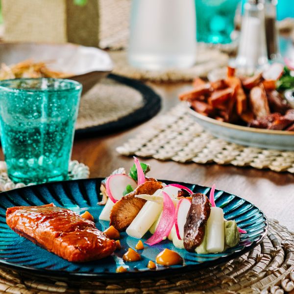 Plat de saison et boissons locales au bar restaurant EL NIDO de l'hostel HEJMO à Hossegor