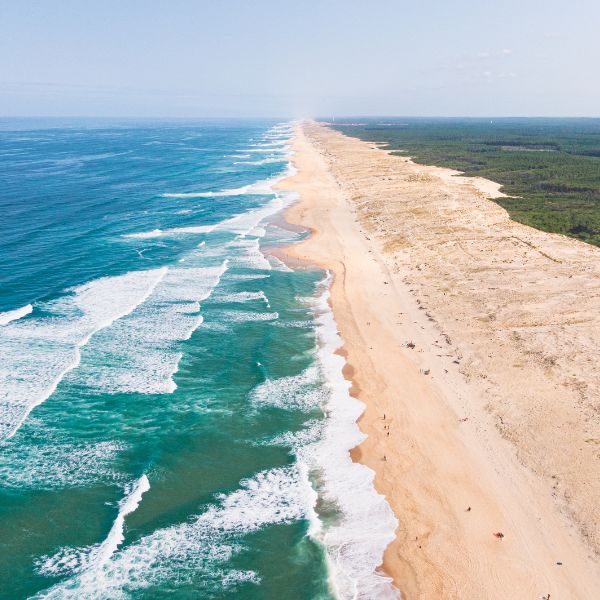Plage sauvage de Hossegor au bord de l’océan Atlantique